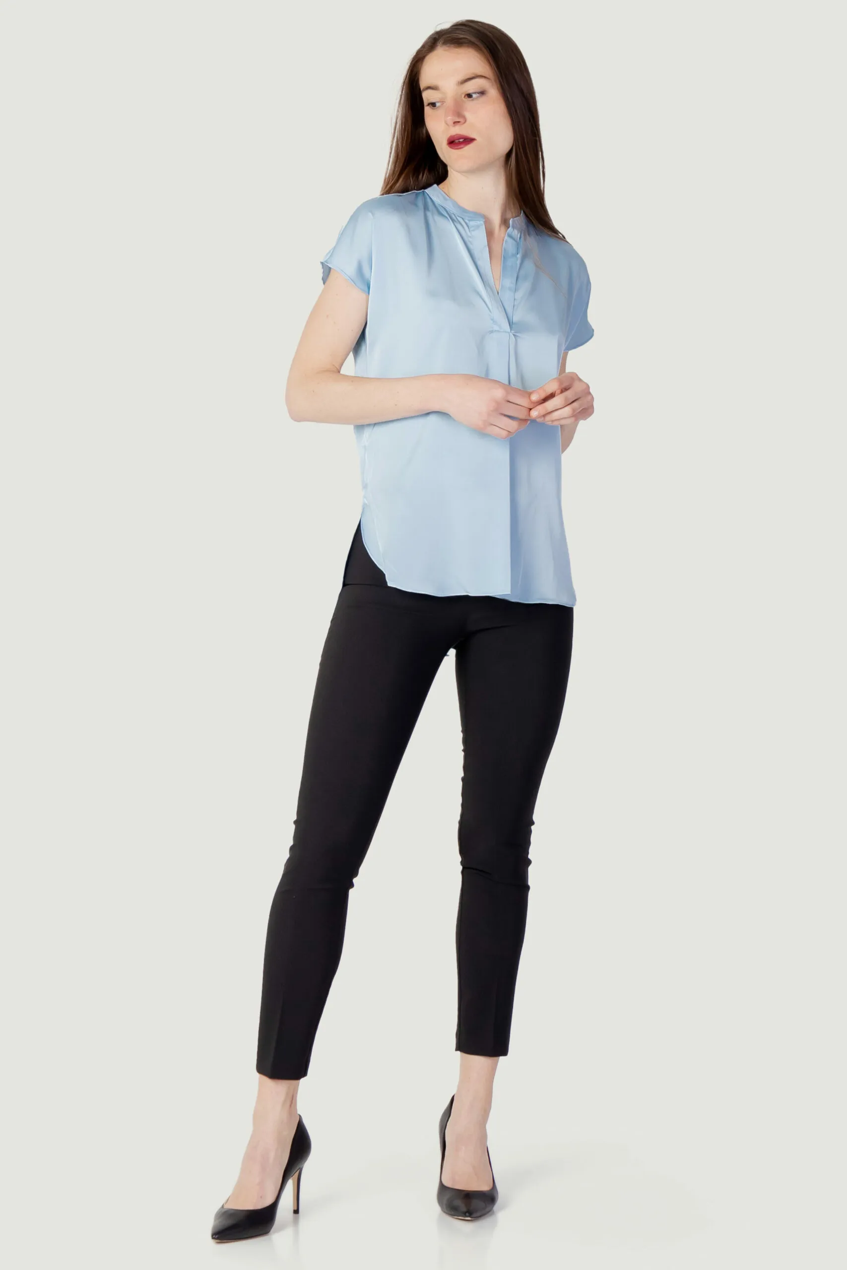 Blusa manica corta Rinascimento satin a maniche corte Celeste