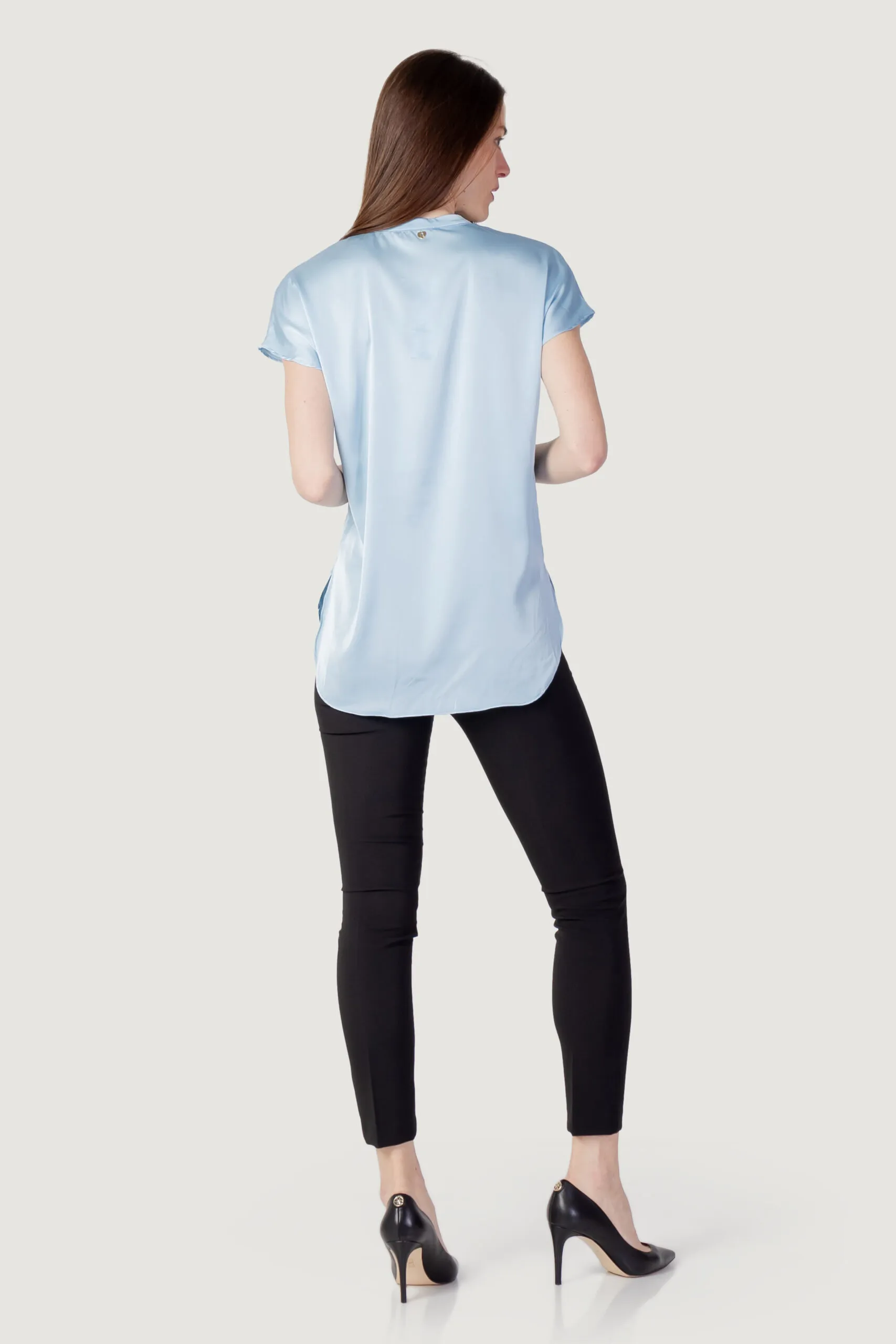 Blusa manica corta Rinascimento satin a maniche corte Celeste