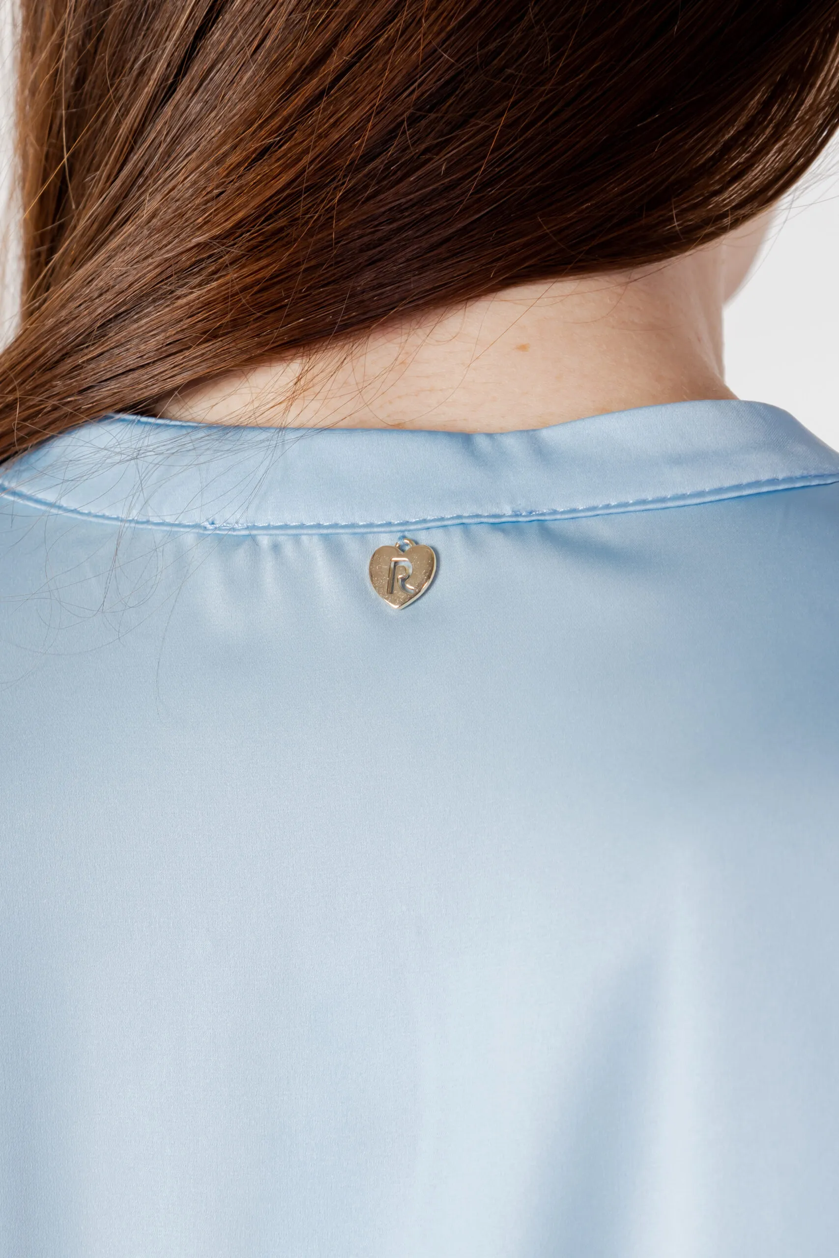 Blusa manica corta Rinascimento satin a maniche corte Celeste