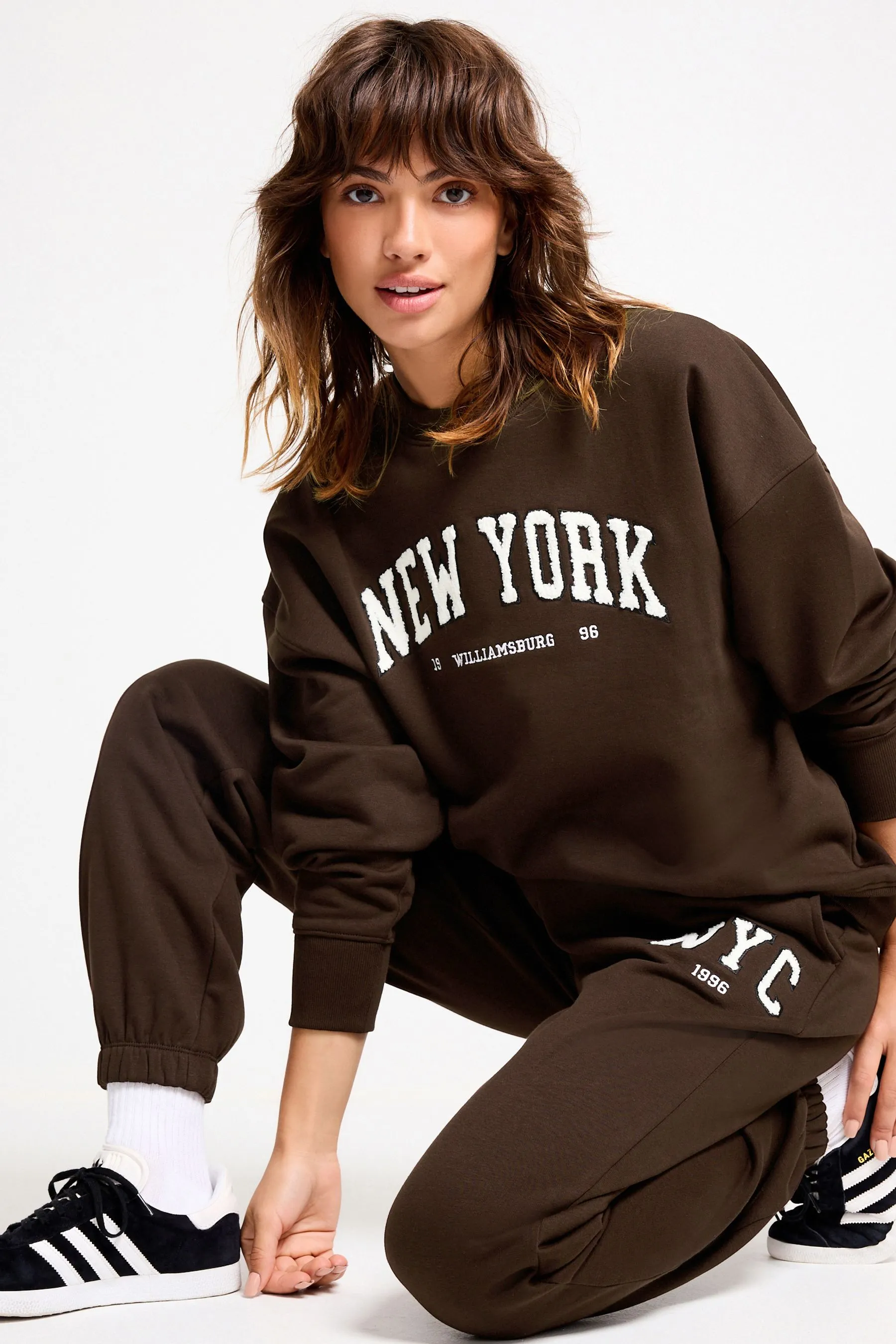 Marrone cioccolato  - Pantaloni da jogging con stampa grafica New York City