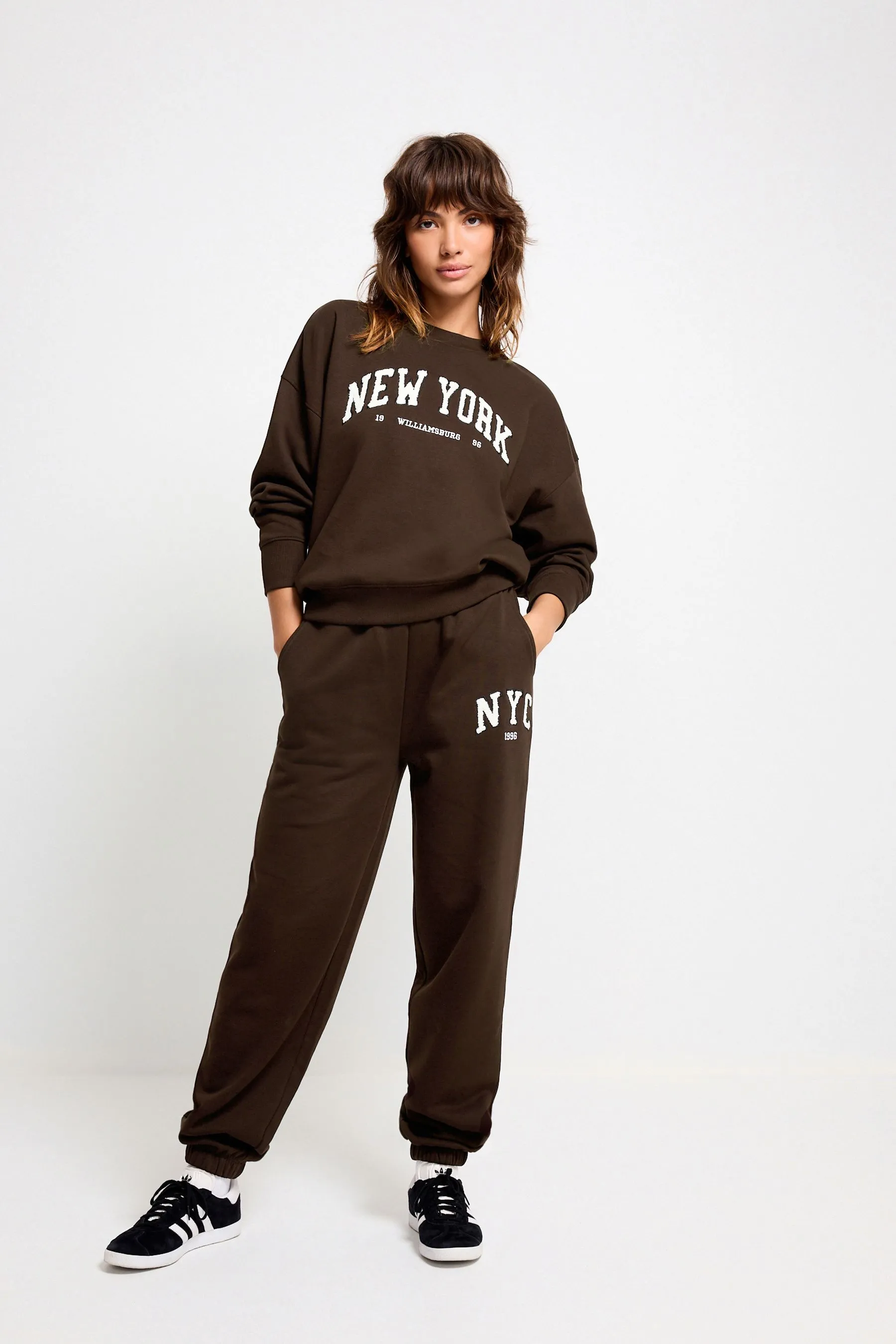 Marrone cioccolato  - Pantaloni da jogging con stampa grafica New York City