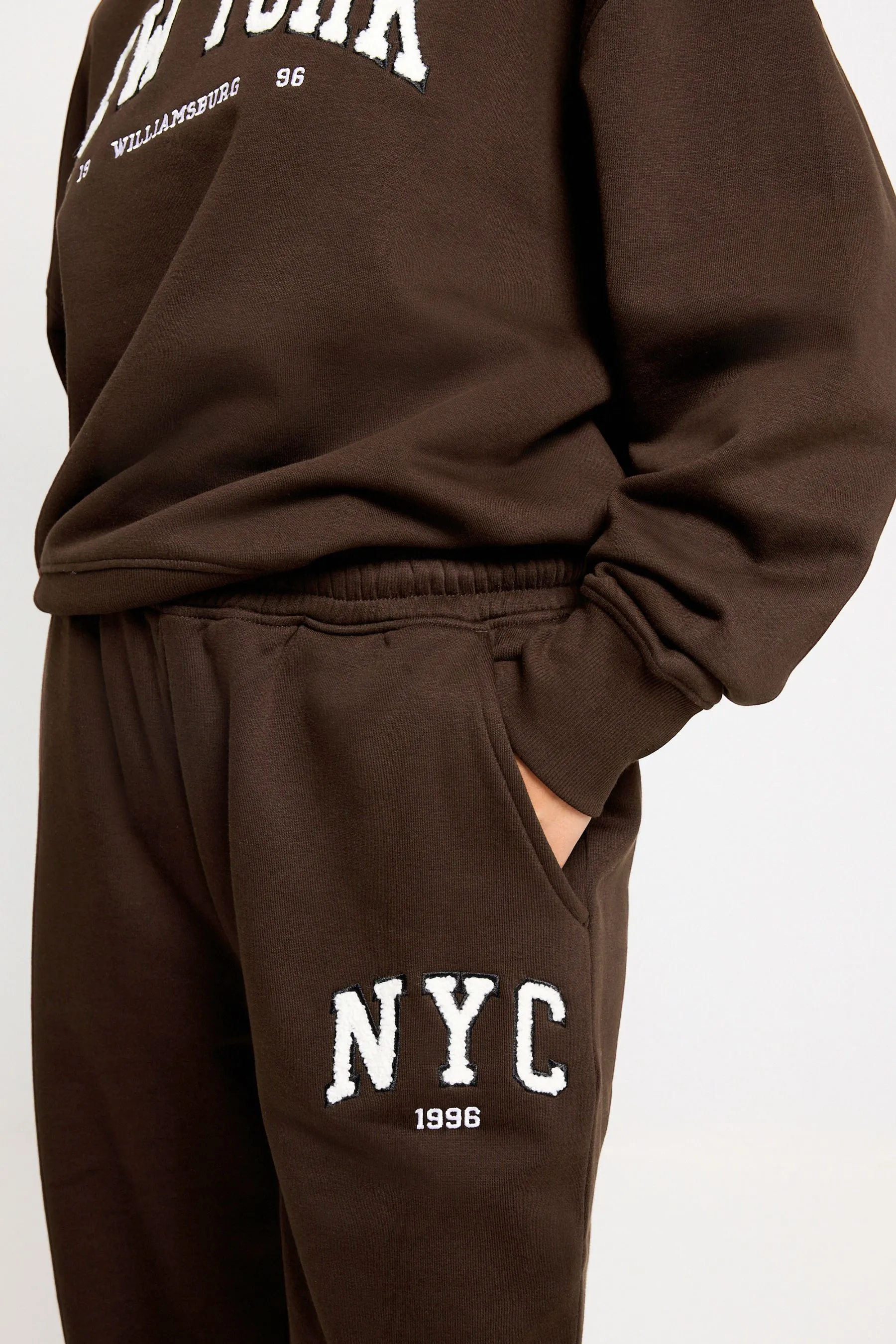 Marrone cioccolato  - Pantaloni da jogging con stampa grafica New York City