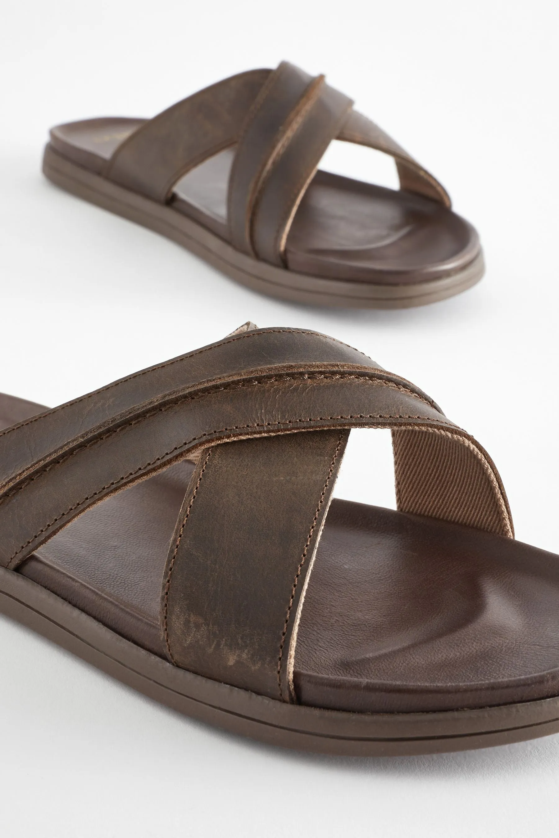 Marrone cioccolato  - Sandali in pelle con fasce incrociate