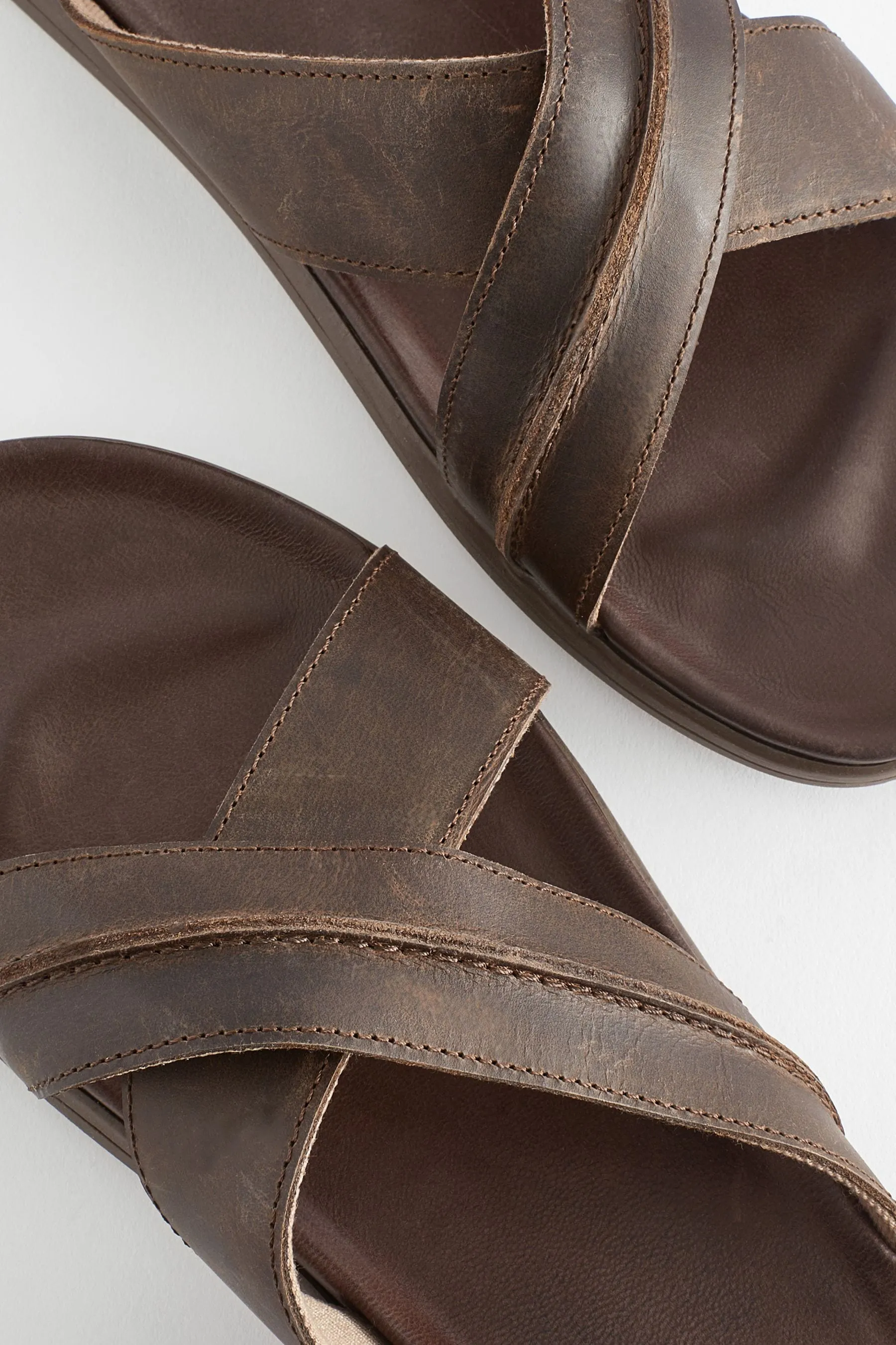 Marrone cioccolato  - Sandali in pelle con fasce incrociate